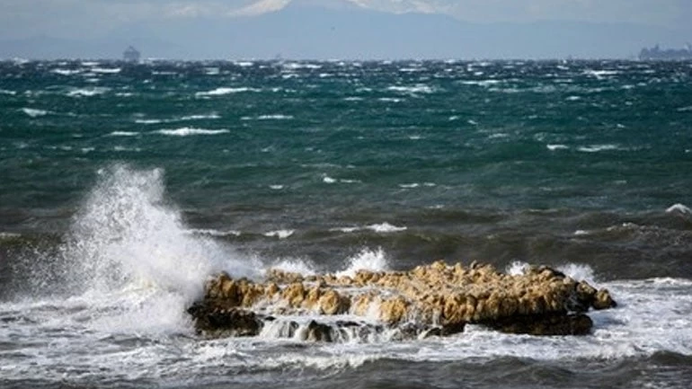 Aνεβαίνει η θερμοκρασία – Ισχυρά μελτέμια έως 8 μποφόρ στα νησιά